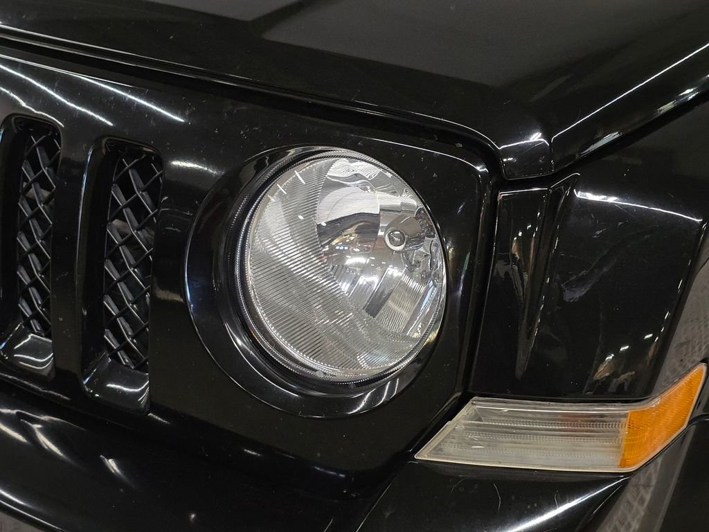 Used 2016 Black Jeep Latitude image 14