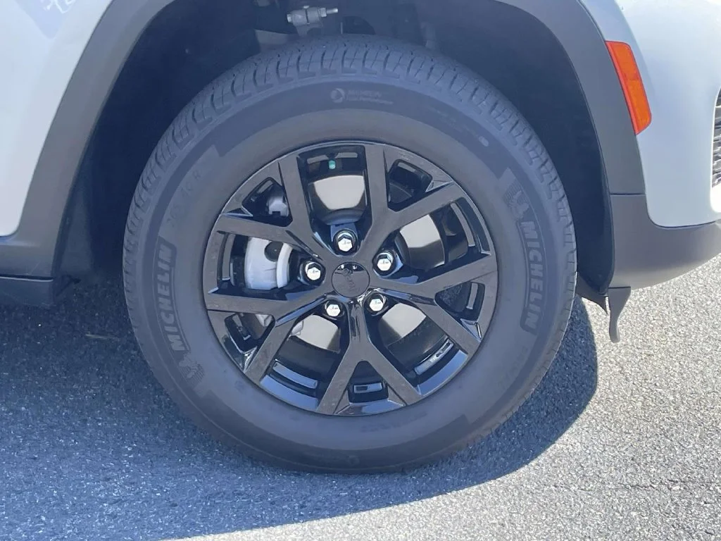 Used 2024 Silver Jeep Altitude X image 11