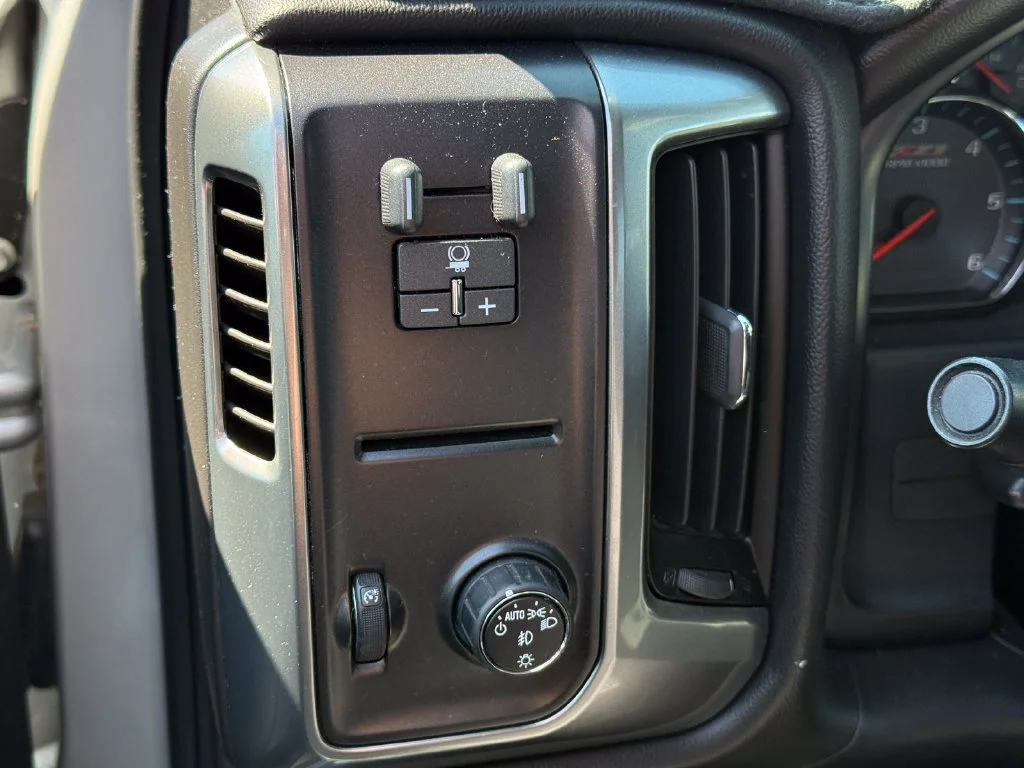 Used 2015 SILVER ICE METALLIC Chevrolet LT image 4