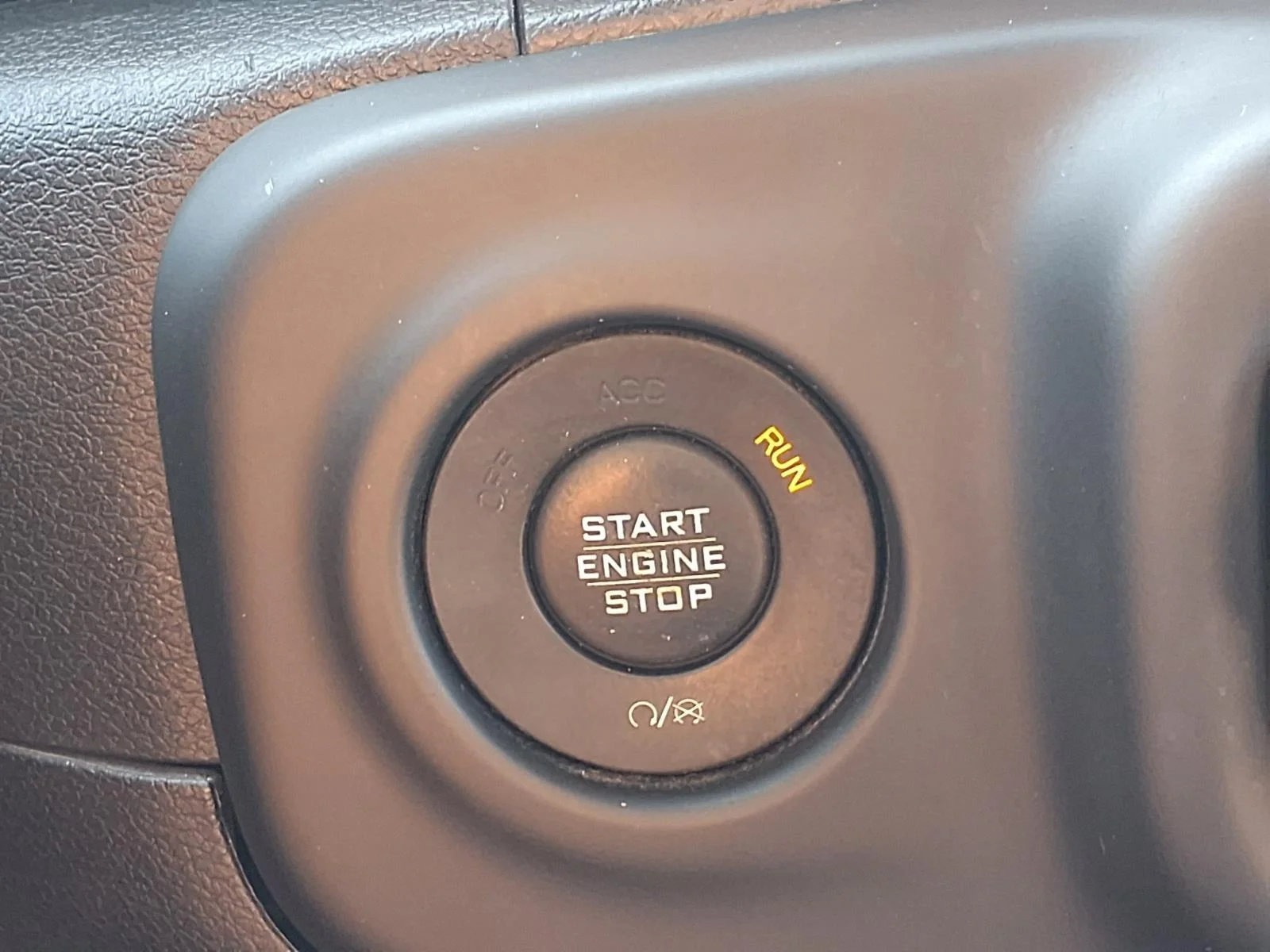 Used 2018 Ocean Blue Metallic Clearcoat Jeep Sahara image 13