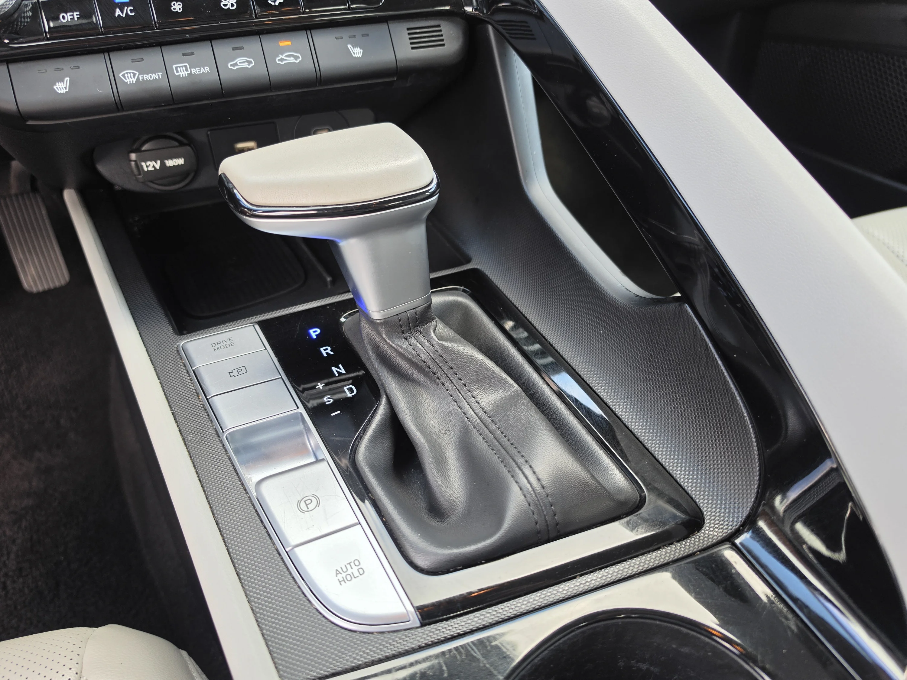 Used 2025 Fluid Metal Hyundai Limited image 29