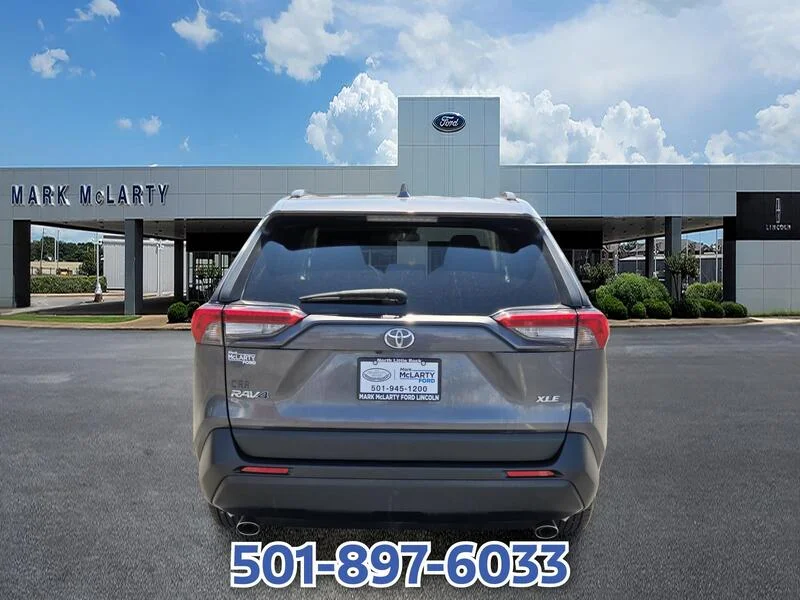 Used 2021 Magnetic Gray Metallic TOYOTA XLE FWD image 4
