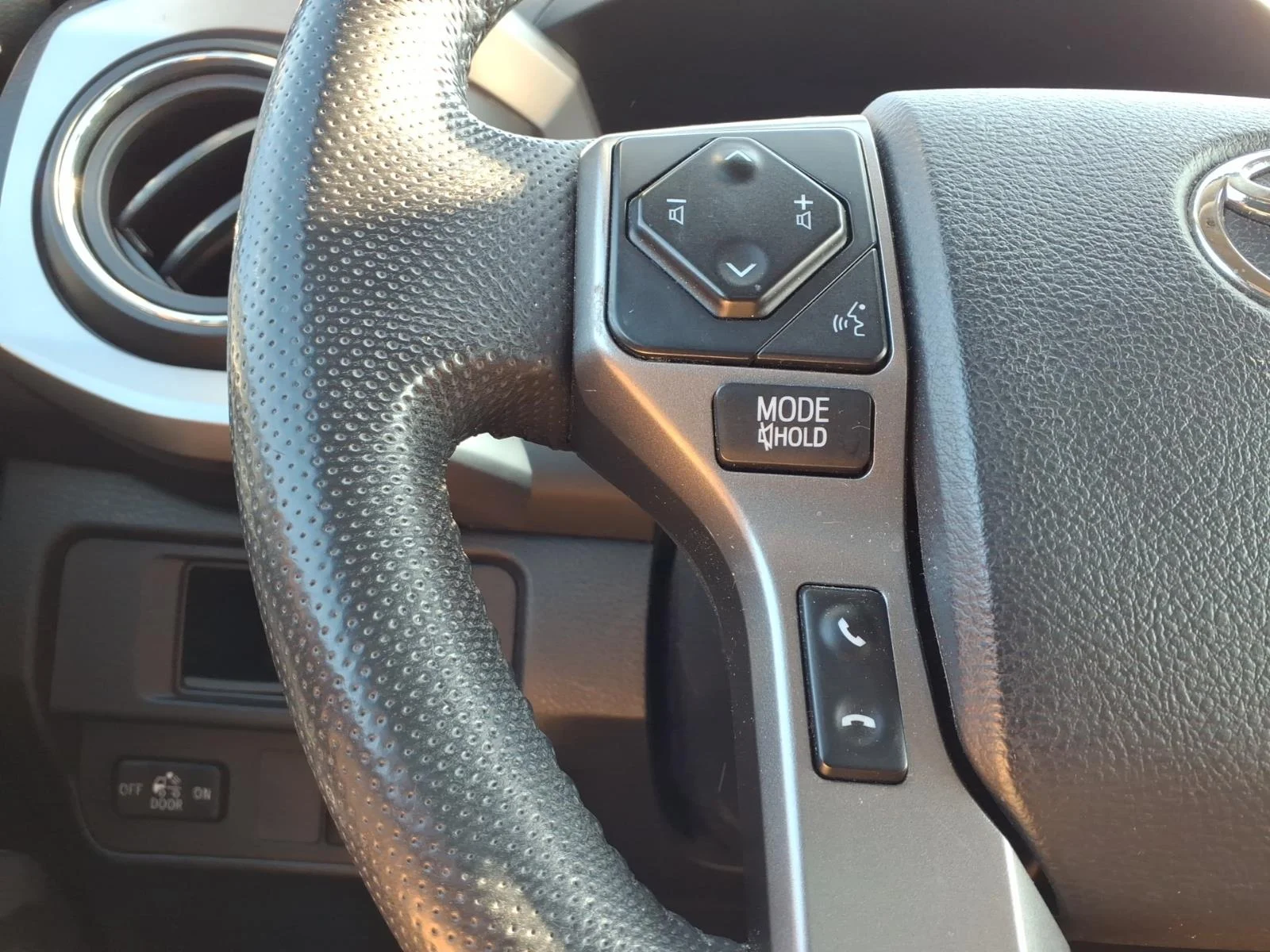 Used 2018 White Toyota  image 18