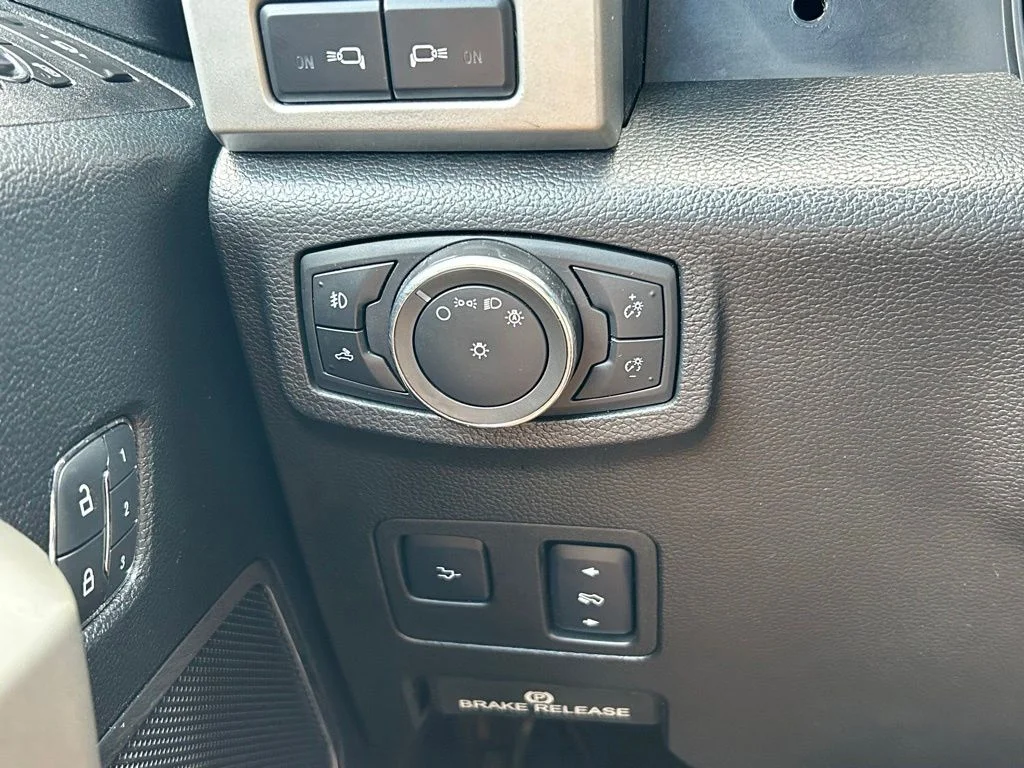 Used 2017 White Gold Metallic Ford Lariat image 28