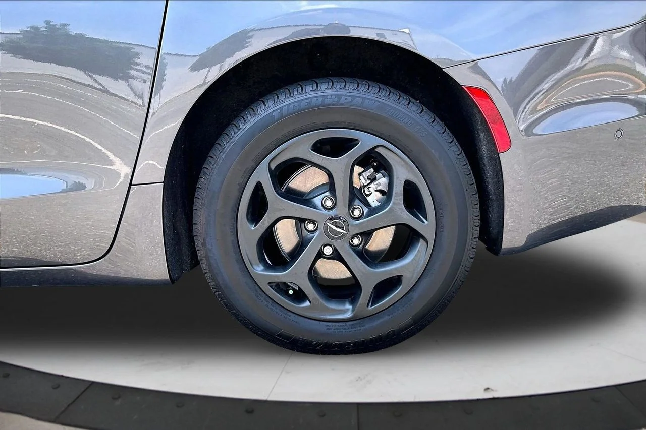 Used 2023 Gray Chrysler Limited image 36