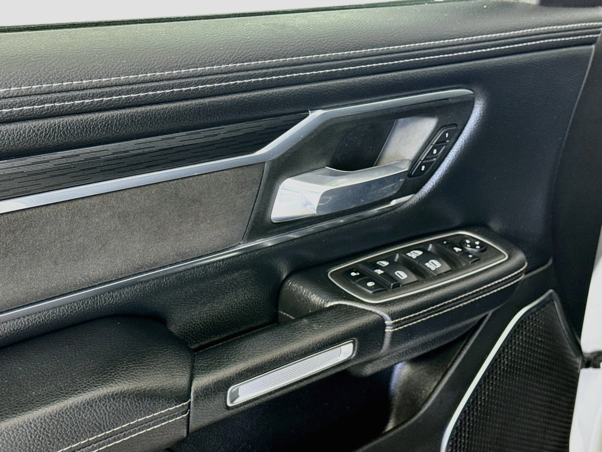 Used 2024  Ram Laramie image 20