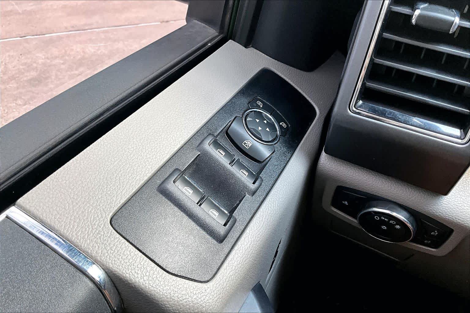 Used 2022 Oxford White Ford XLT image 33