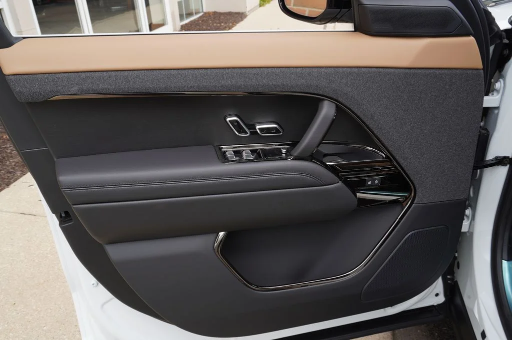 New 2026 Fuji White Land Rover Dynamic SE image 10