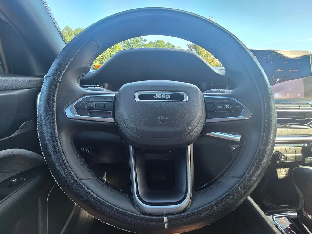 Used 2024 White Jeep Latitude image 20