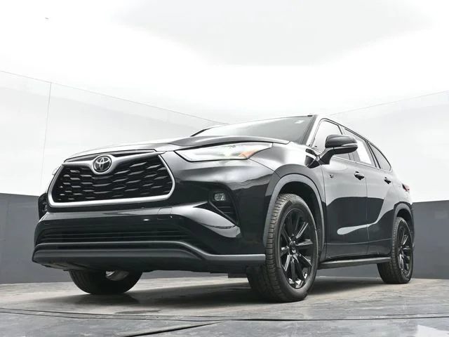 Used 2021 Black Toyota XLE image 35