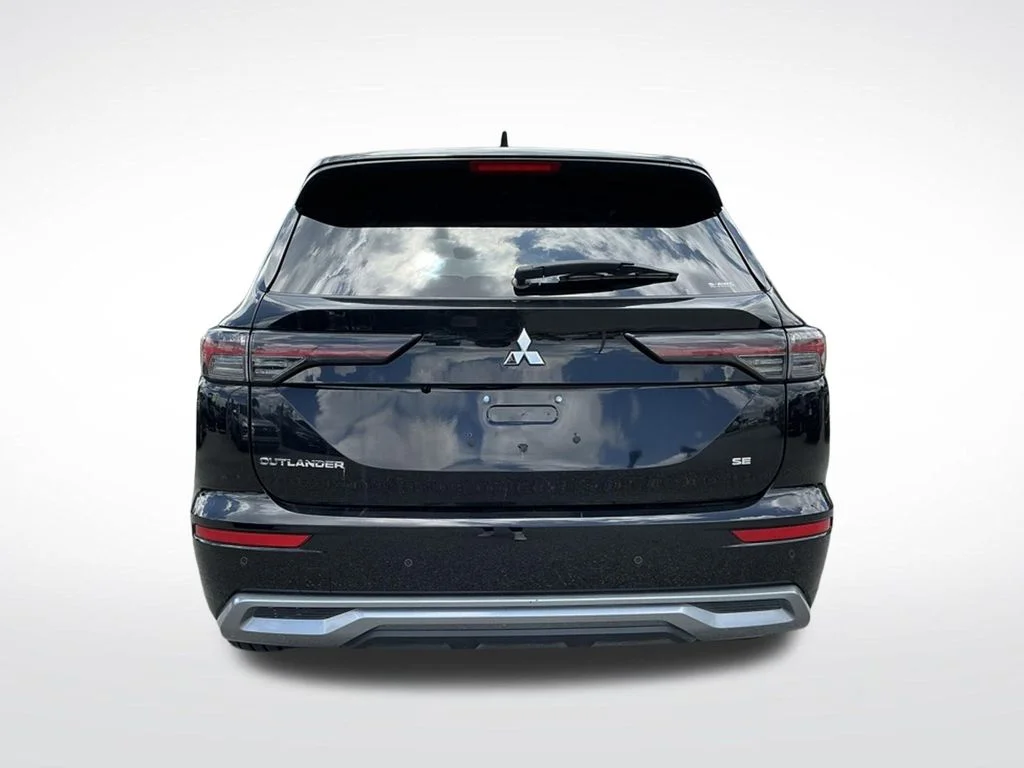 Used 2025  Mitsubishi SE image 8