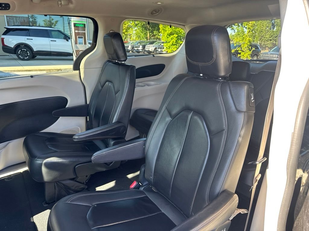 Used 2017 Black Chrysler Touring L image 9