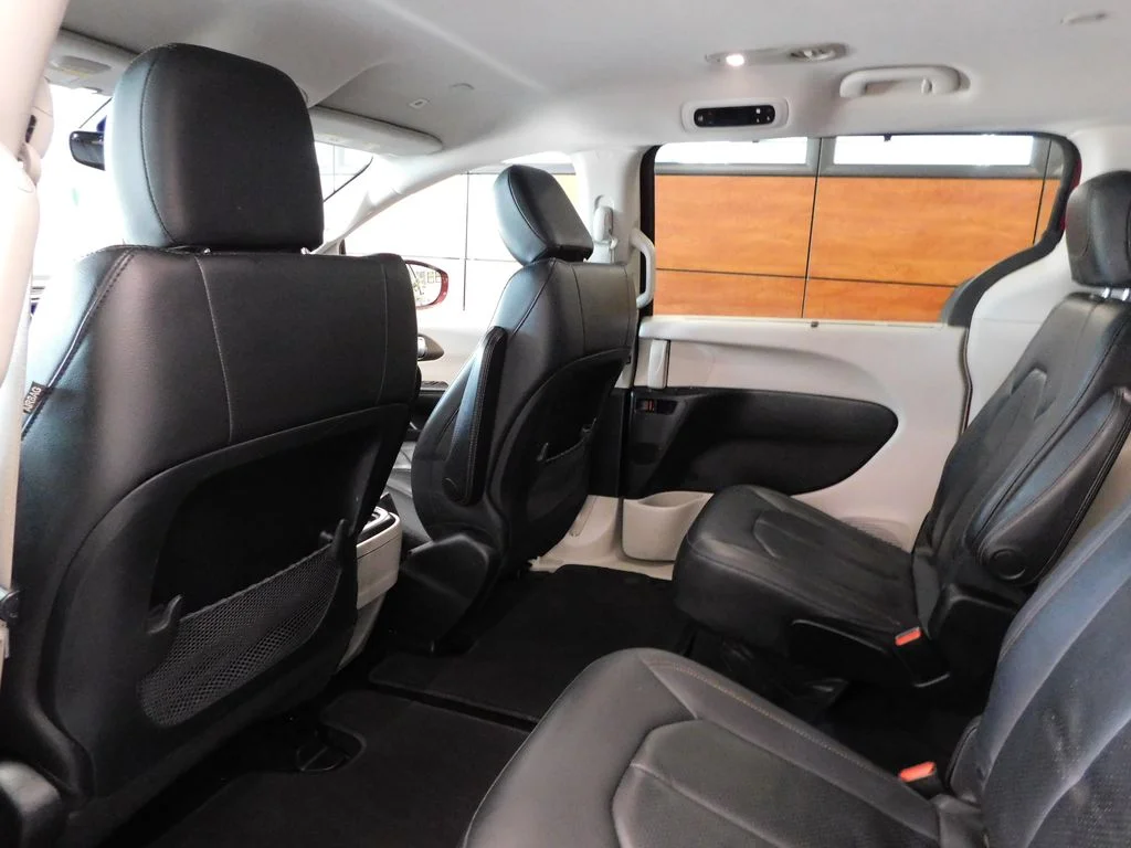 Used 2019 Velvet Red Pearlcoat Chrysler Touring L image 34