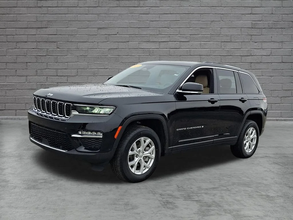 Used 2023 Diamond Black Crystal Pearlcoat Jeep Limited image 6