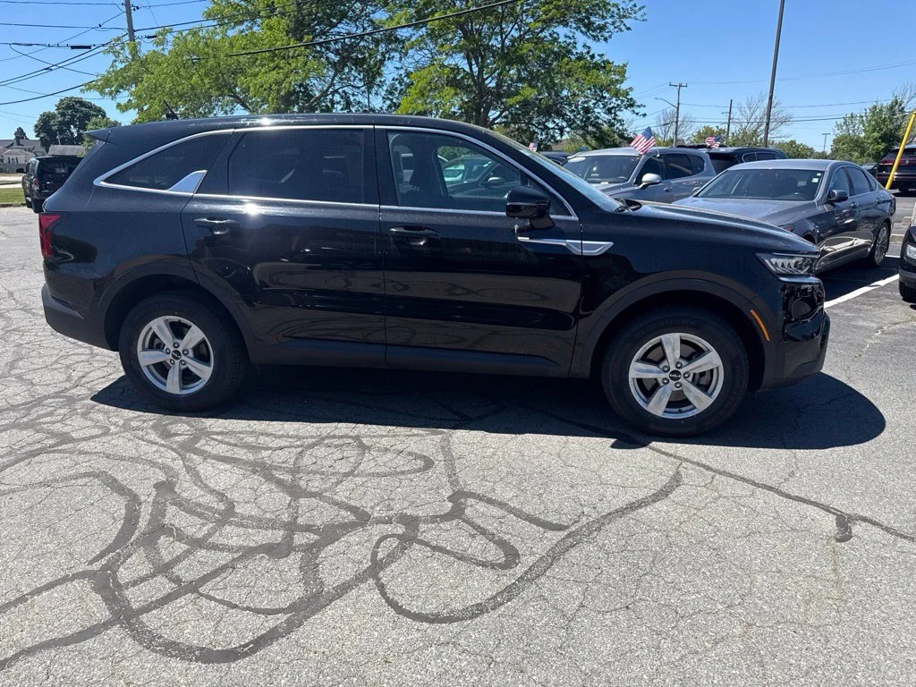 Used 2023 Black Kia LX image 4