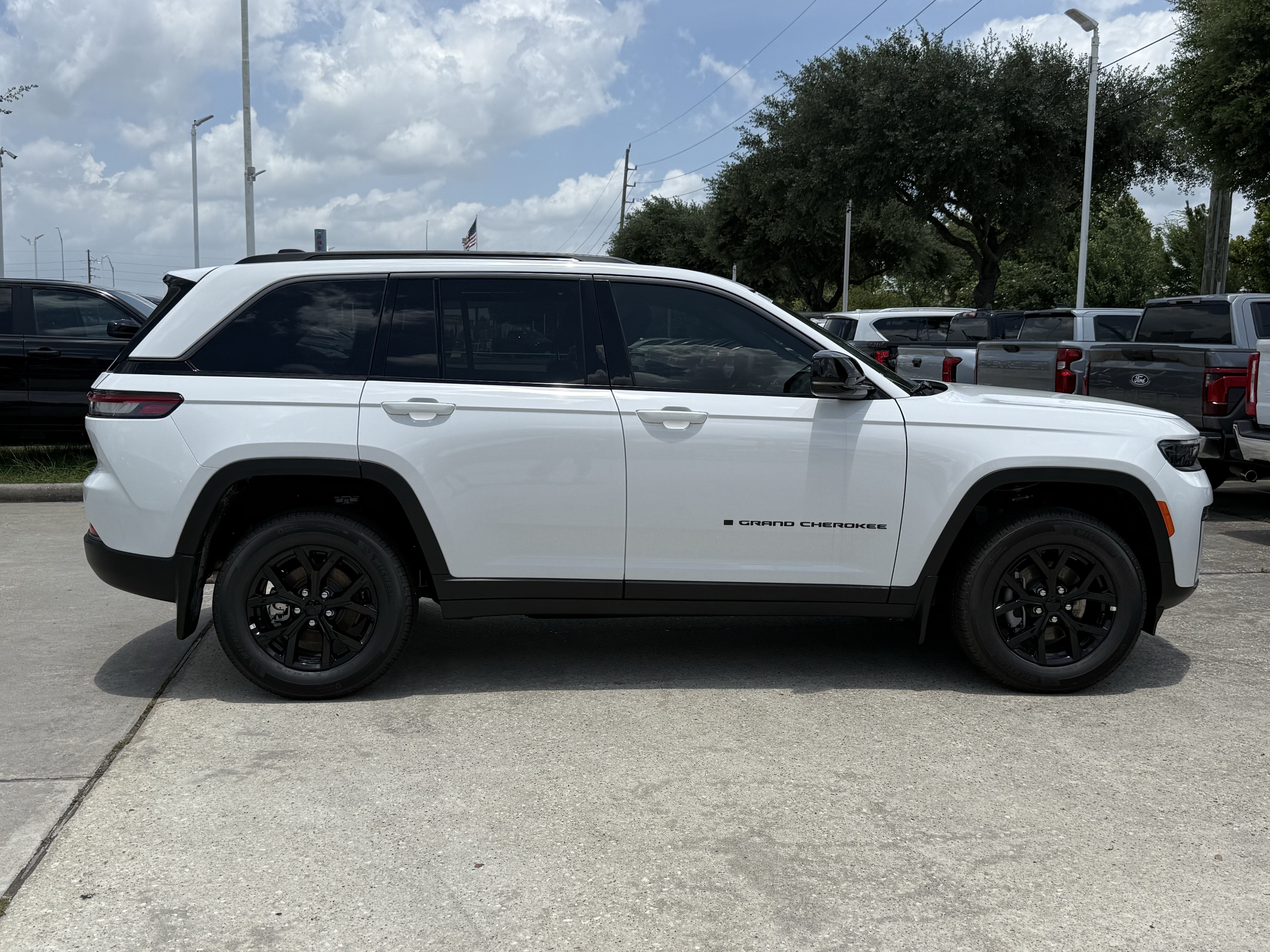 New 2026 Bright White Clear-Coat Exterior Paint Jeep Laredo Altitude image 3
