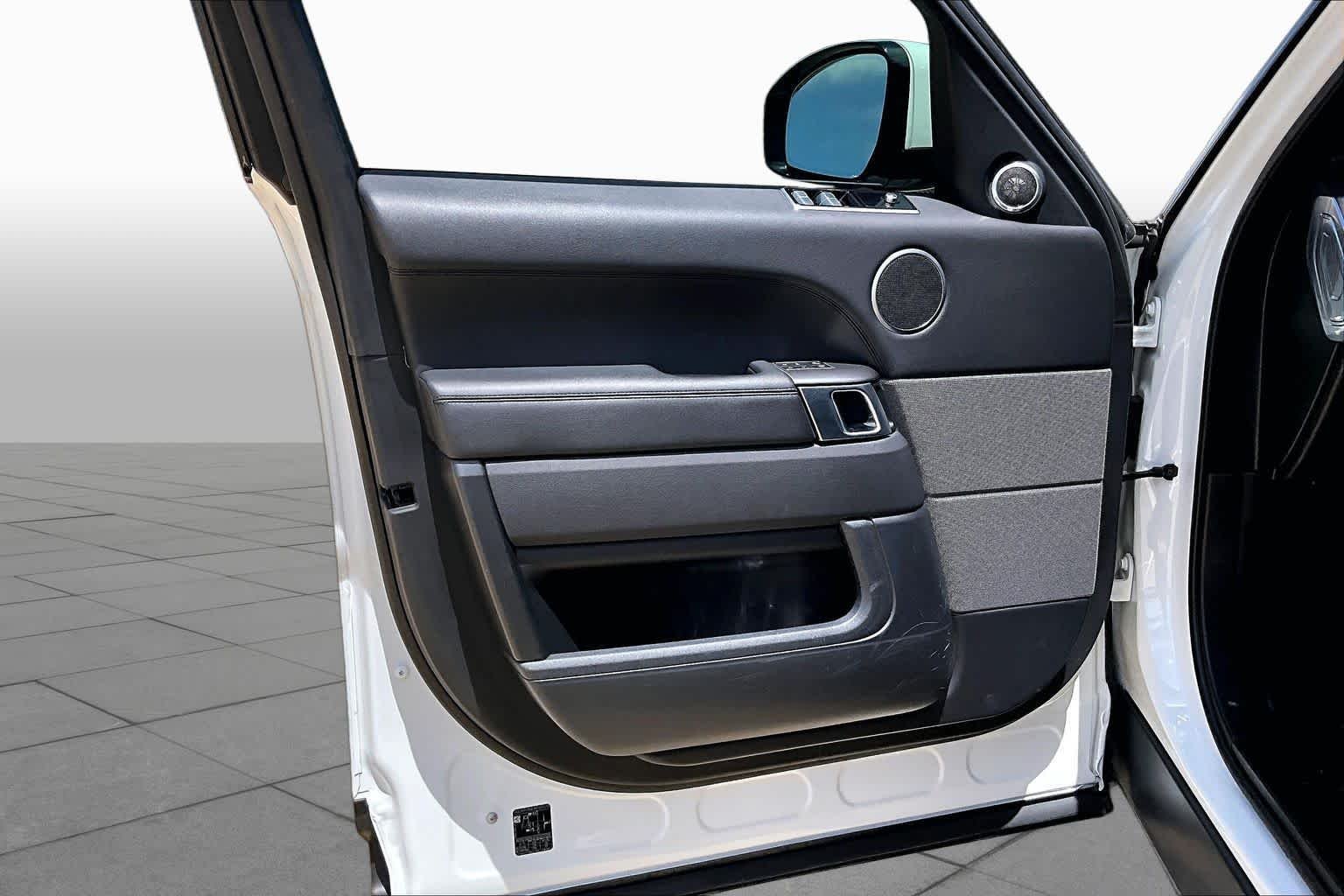 Used 2020 Yulong White Metallic Land Rover SE image 22