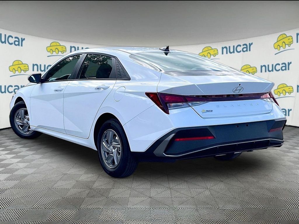 Used 2025 White Hyundai SE image 4