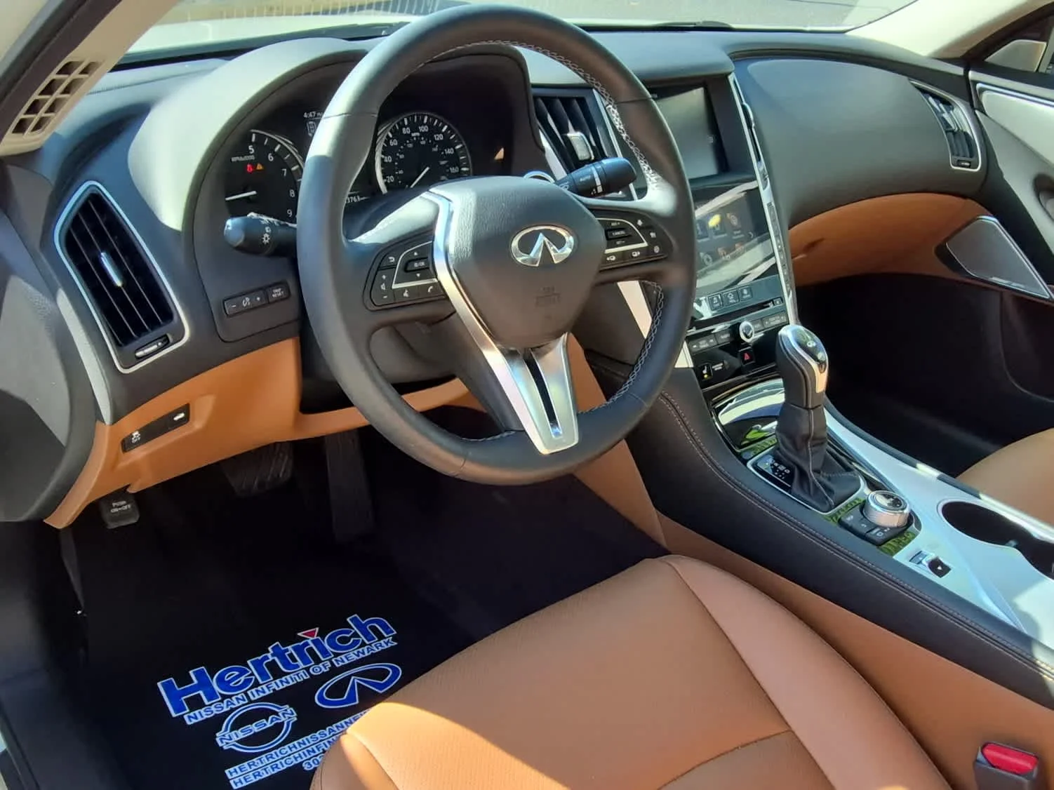 Used 2023 Majestic White INFINITI LUXE image 11