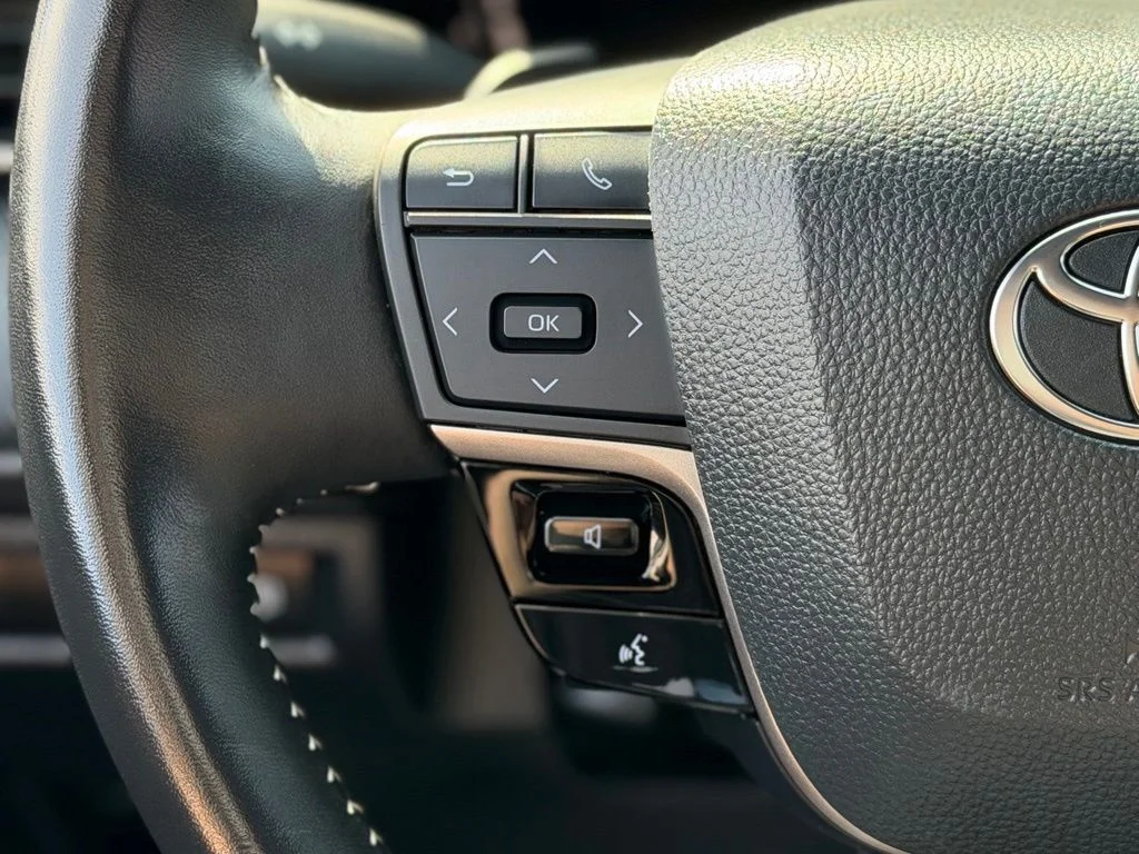 Used 2025  Toyota SE image 12