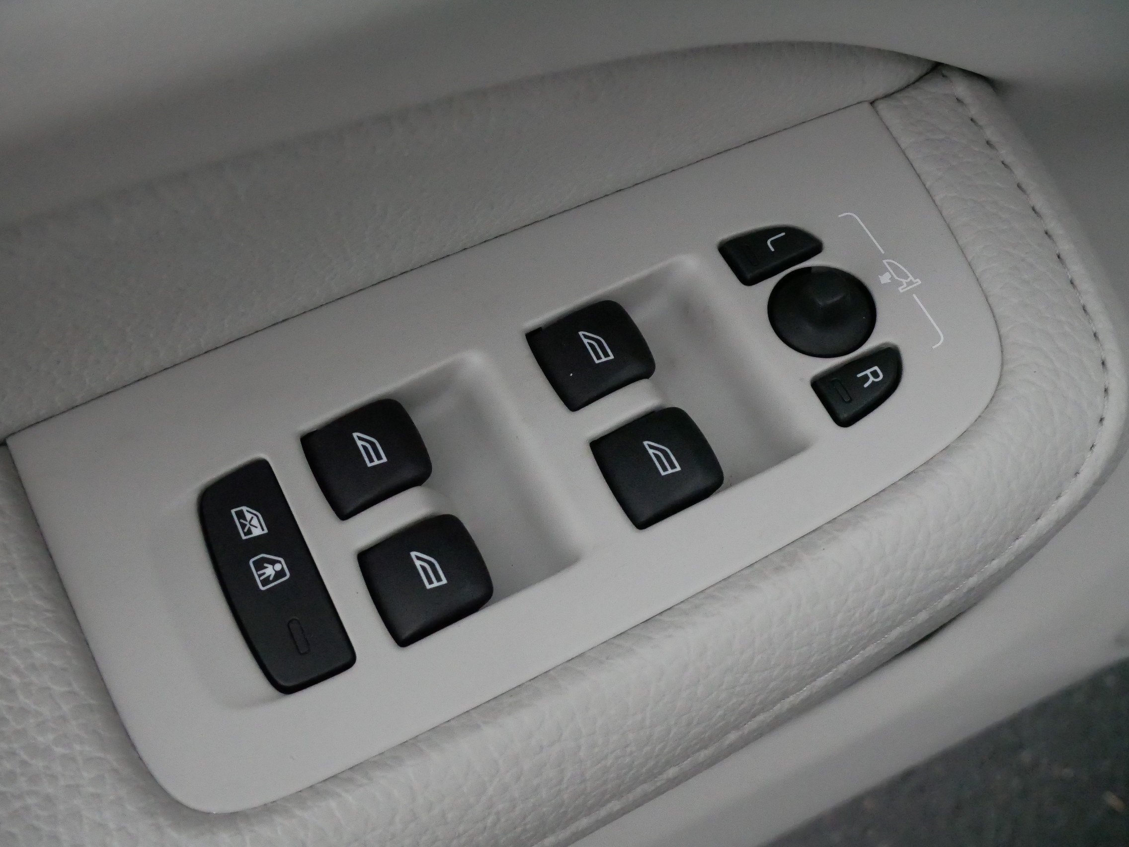 Used 2021 Osmium Grey Metallic Volvo Momentum image 19