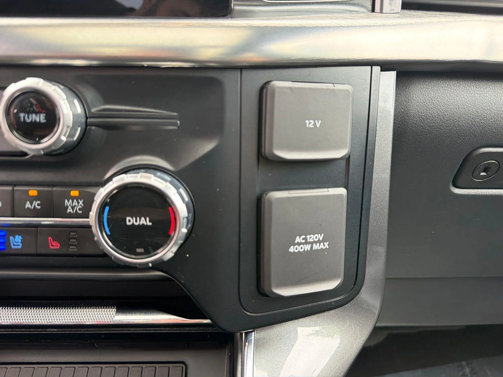 Used 2023 Agate Black Metallic Ford LARIAT image 22