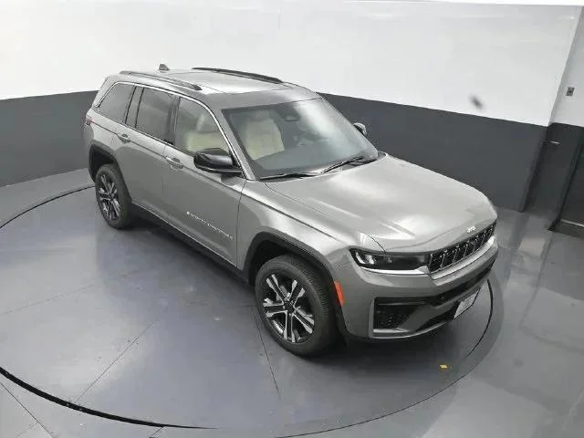 New 2027 Sting-Gray Clear-Coat Paint Jeep Limited image 10
