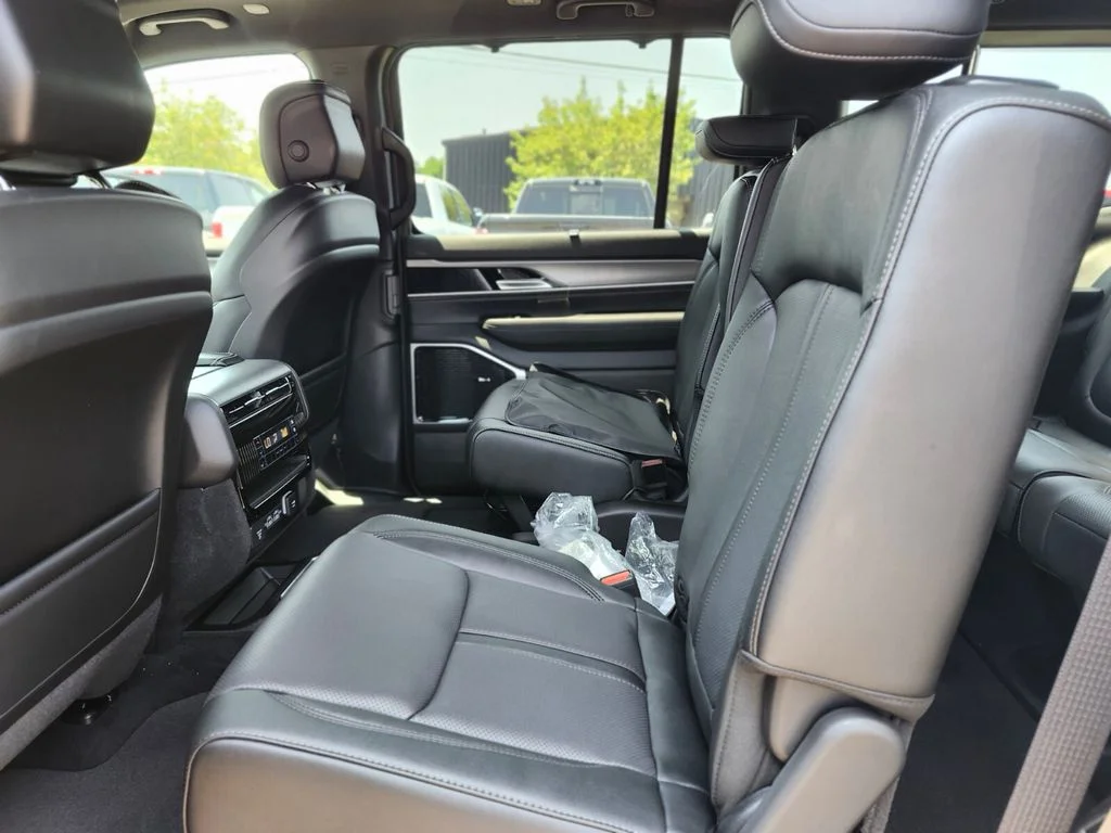 New 2026 Silver-Zynith Exterior Paint Jeep Limited Reserve image 16