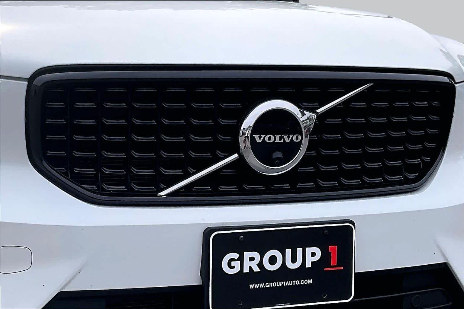 Used 2023 Crystal White Metallic Volvo Plus Dark Theme image 31