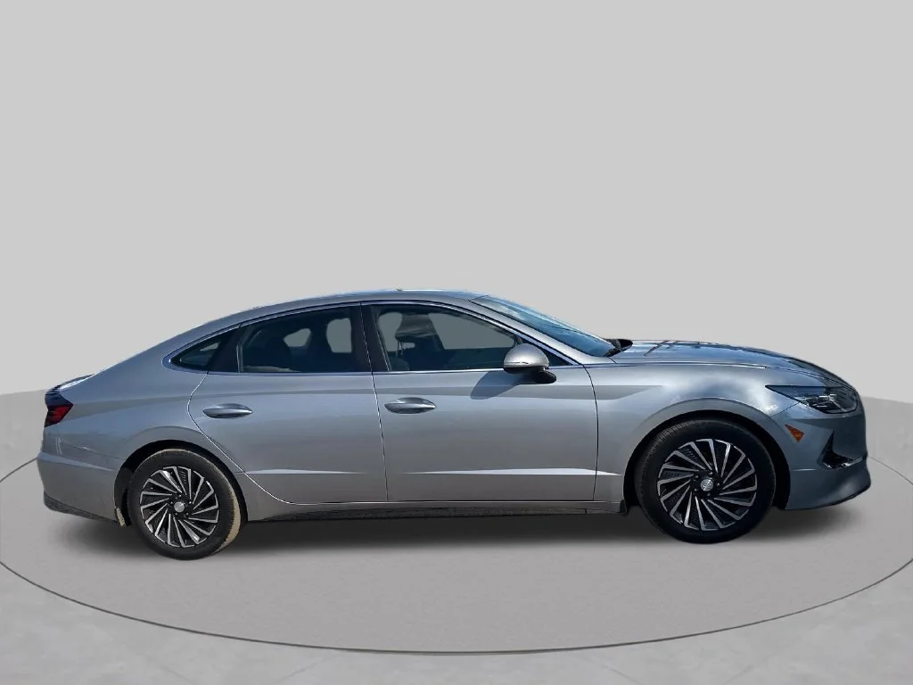 Used 2023 Silver Hyundai SEL image 8