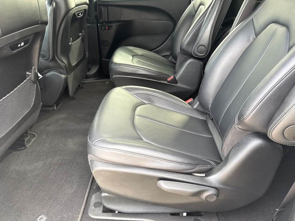 Used 2024 White Chrysler Select image 19