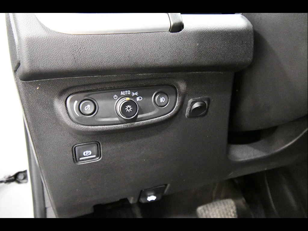 Used 2022 Quicksilver Metallic GMC SLT image 19