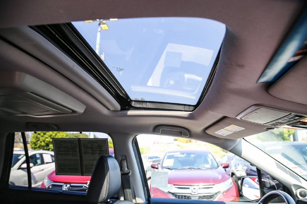 Used 2019 Modern Steel Metallic Honda Touring image 17