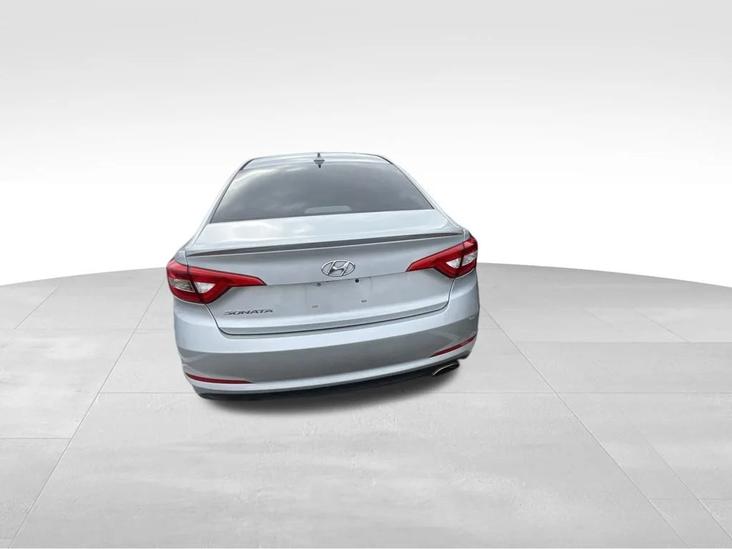Used 2016 Silver Hyundai SE image 17