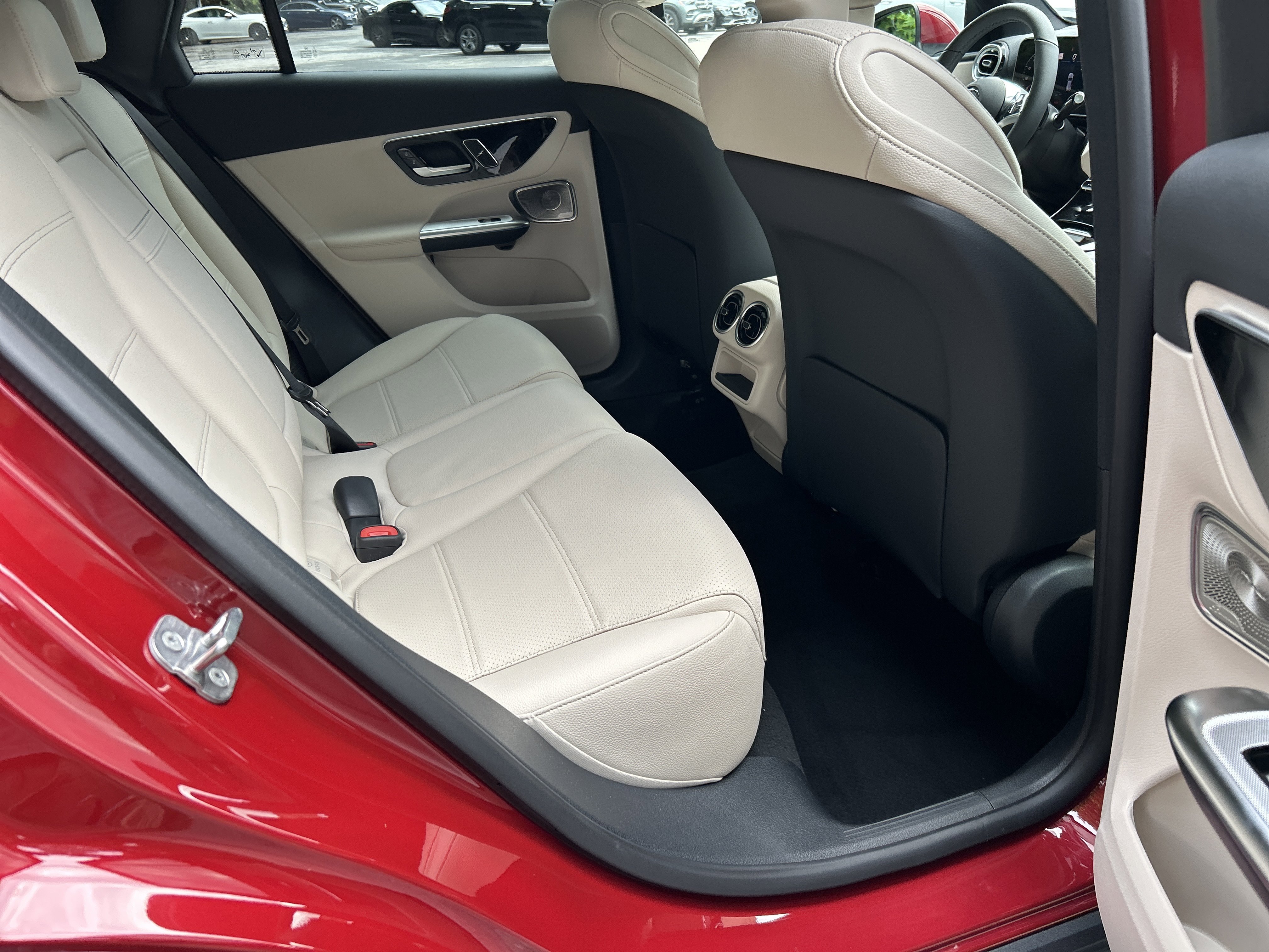 New 2026 MANUFAKTUR Patagonia Red Metallic Mercedes-Benz GLC 300 4MATIC® SUV image 39
