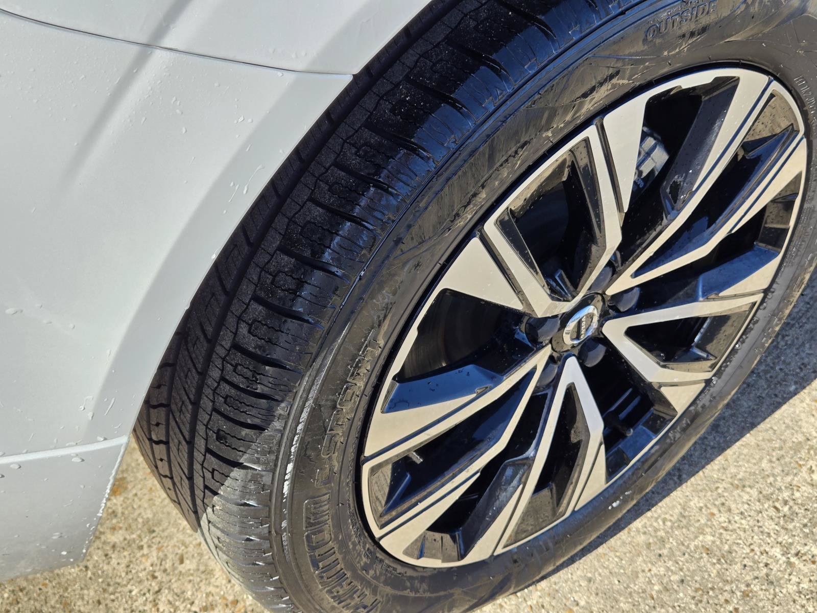 Used 2024 Crystal White Metallic Volvo Plus Dark Theme image 10