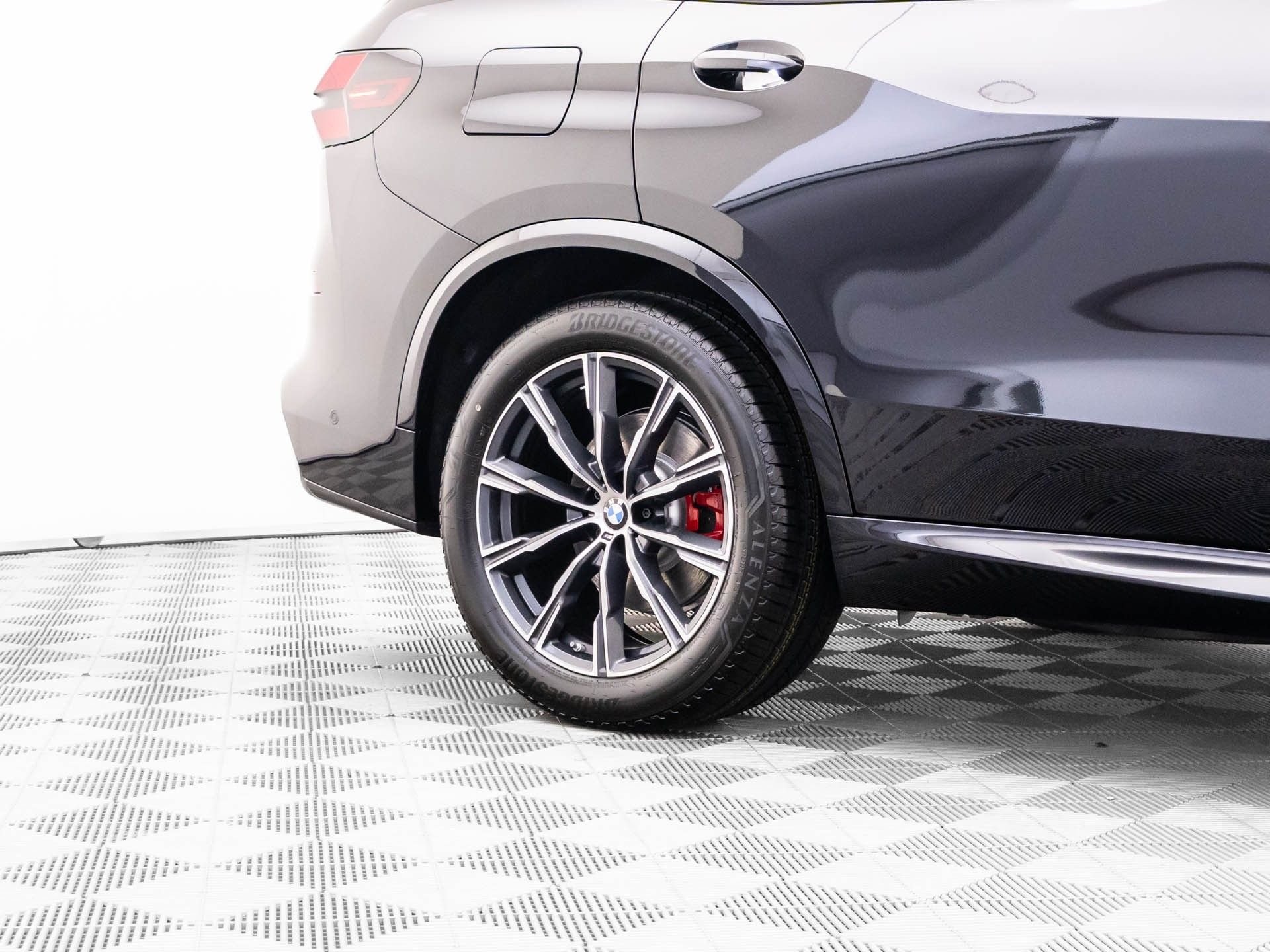 New 2026 Black Sapphire Metallic BMW xDrive40i image 32
