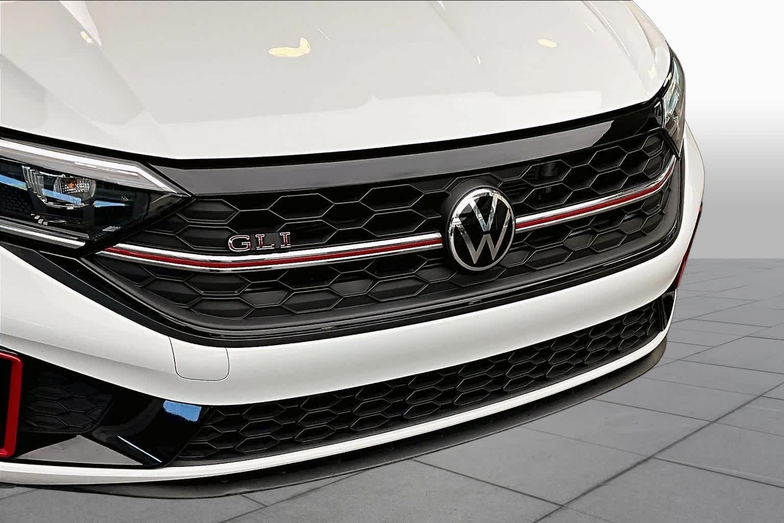 Used 2023 Pure White Volkswagen Autobahn image 31