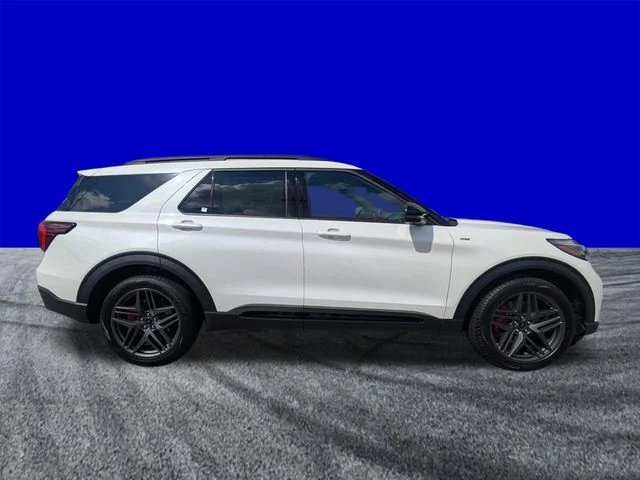 New 2026 Star White Metallic Tri-Coat Ford ST-Line image 3