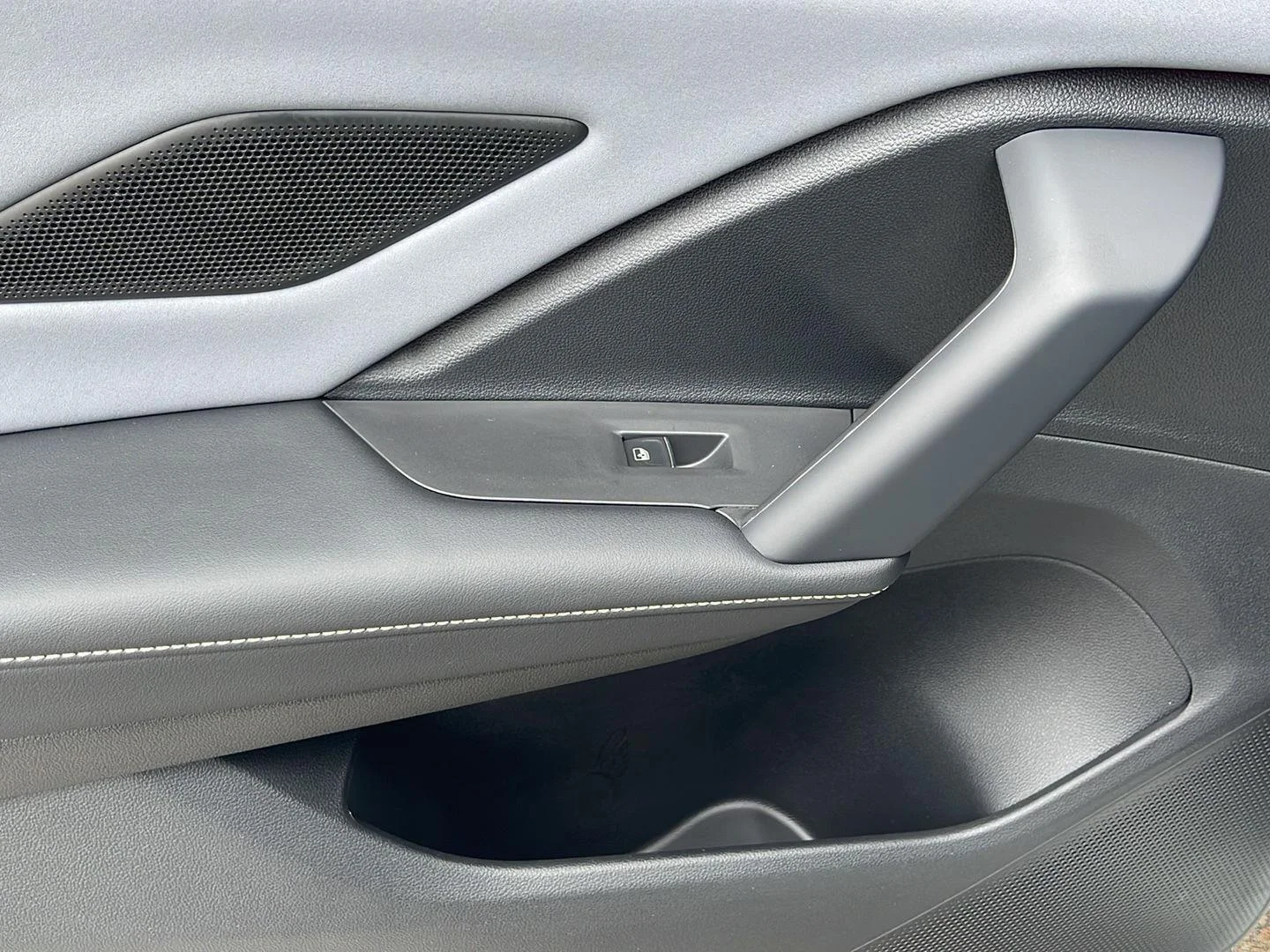 New 2026 Pure White Volkswagen SE image 18