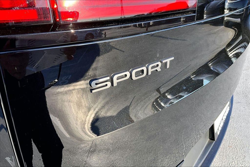 New 2026 SANTORINI BLACK Land Rover SE image 9