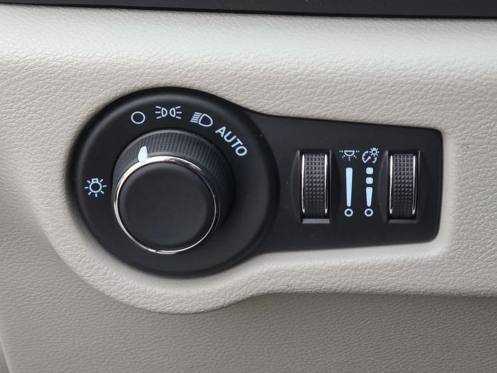 Used 2023 White Chrysler LX image 18