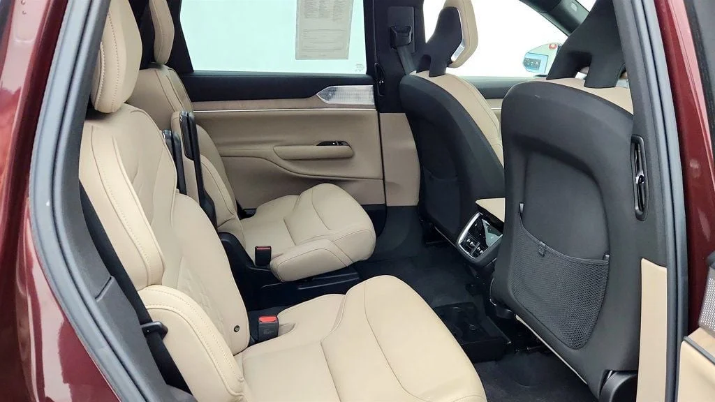Used 2025 Mulberry Metallic Volvo Twin Motor Performance Ultra 6-Seater w/ Bowers & Wilkins Audio image 23
