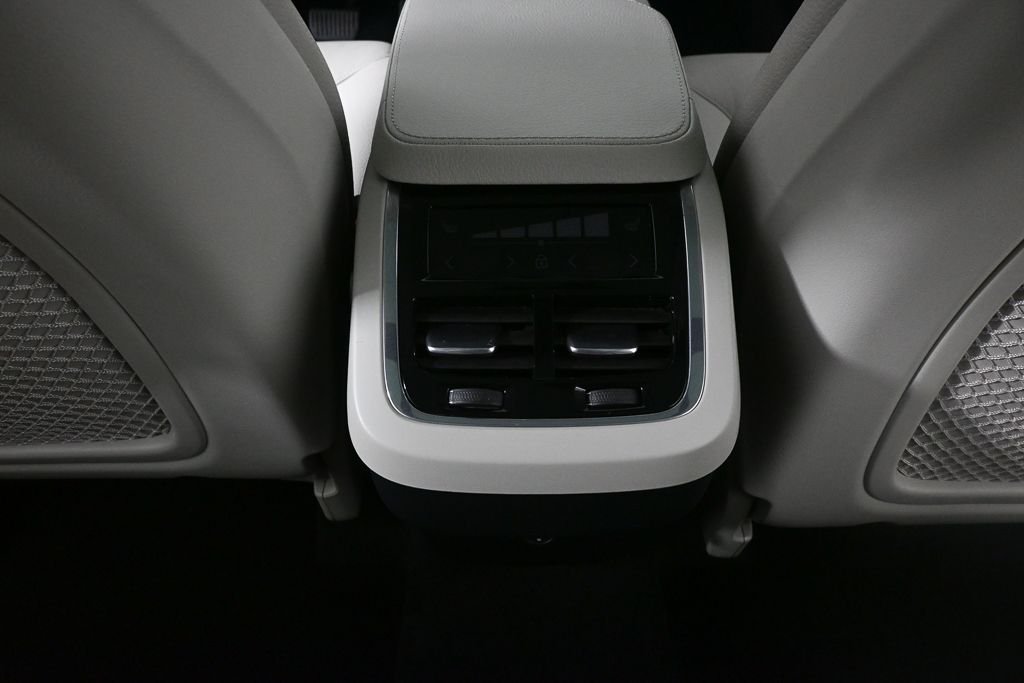 Used 2018 Blue Volvo T6 Momentum image 16