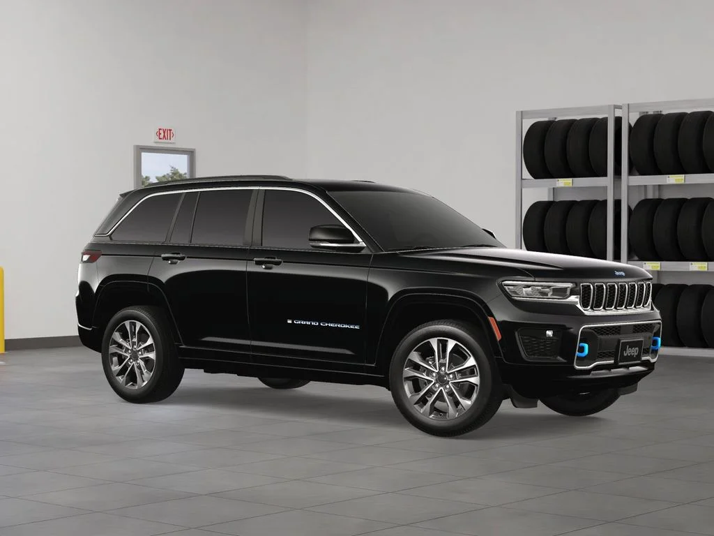 New 2024 Diamond Black Crystal Pearl-Coat Exterior Paint Jeep Overland 4xe image 8