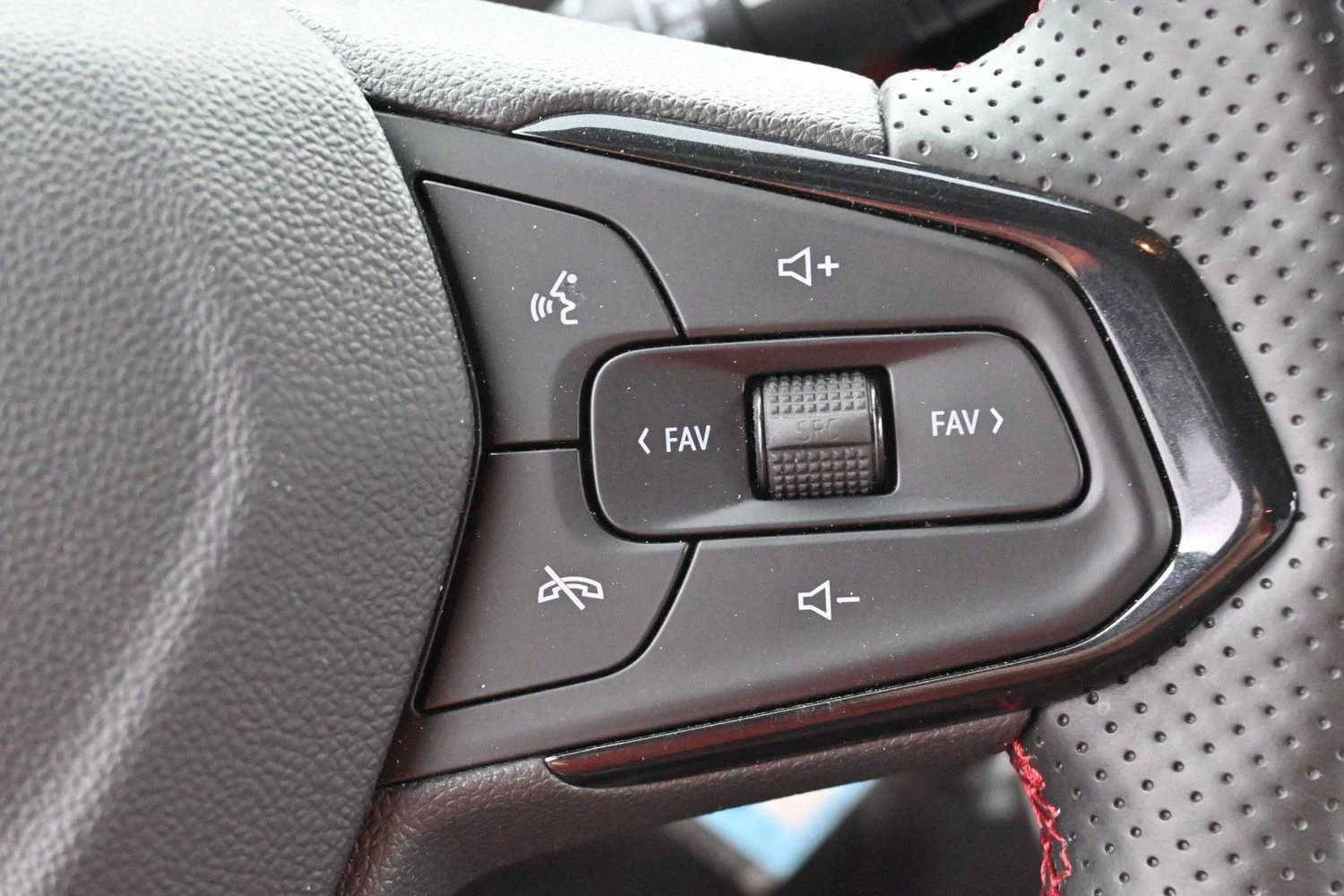 Used 2024 Mosaic Black Metallic Chevrolet 1RS image 18