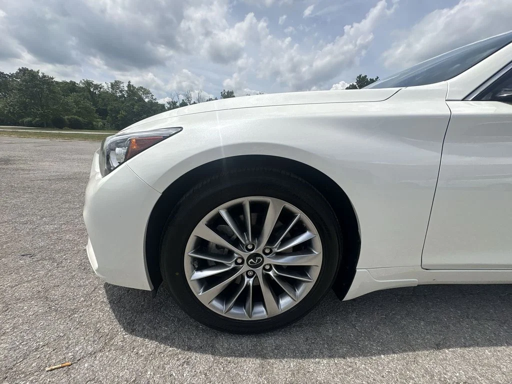 Used 2023 White INFINITI LUXE image 18