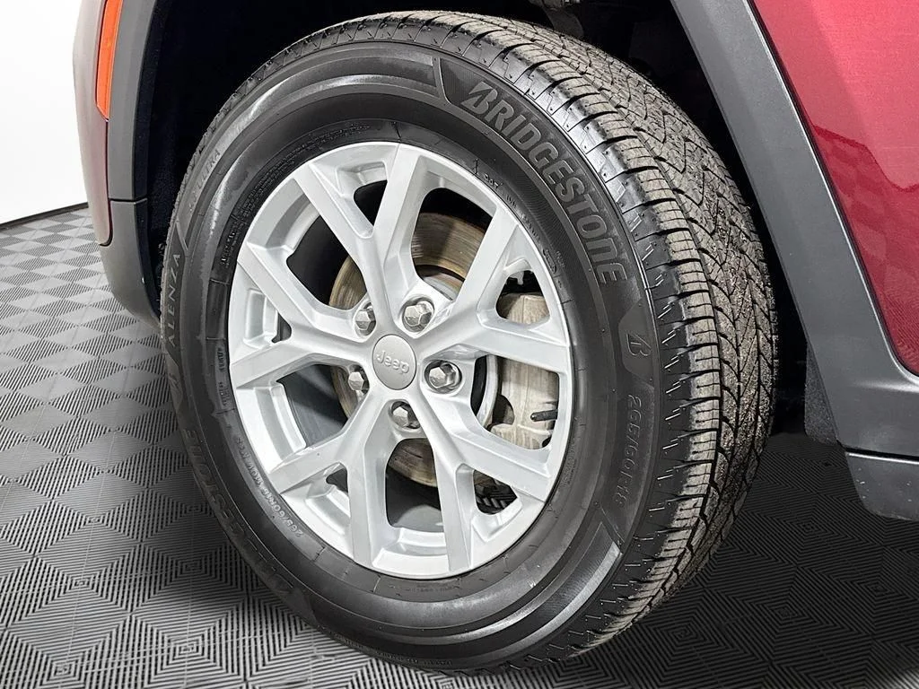 Used 2023 Velvet Jeep Limited image 25