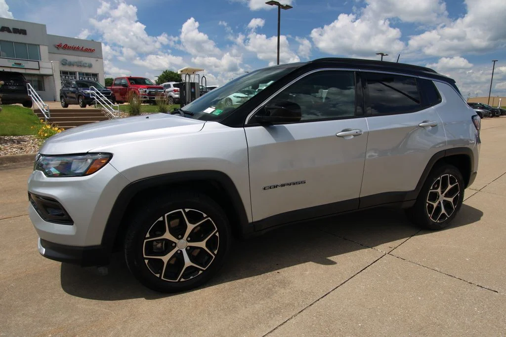 Used 2024 Silver Zynith Jeep Limited image 17
