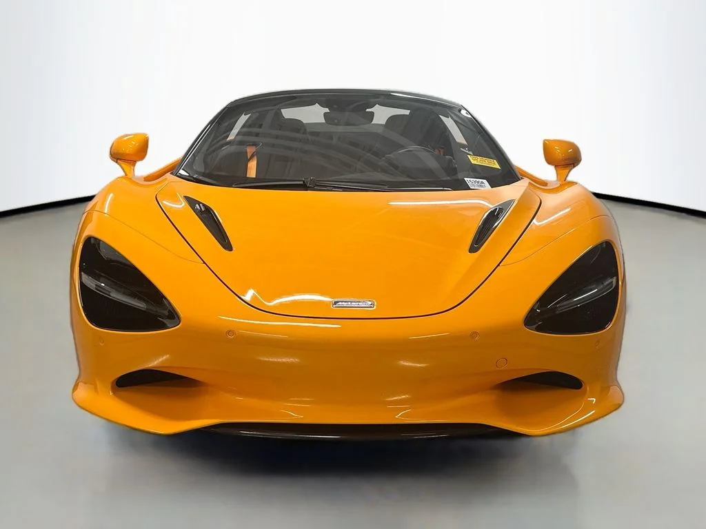 Used 2025  McLaren  image 6